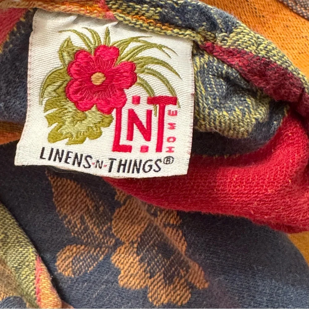 Vintage~ LINENSN-THINGS Round Tablecloth 60”